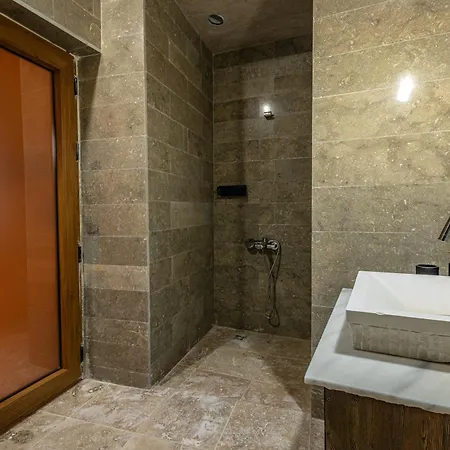 Tyana Cave House * Nar